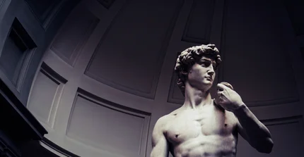 Auf dem Bild ist Hälfte der Skulptur "David" von Michelangelo zu sehen