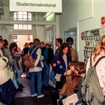 Nachfrage steigt: Studierende informieren sich über das wachsende Fächerangebot der Uni.