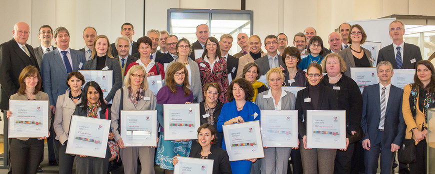 Gruppenfoto der Übergabe des Zertifikats auditierte Universität