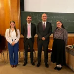 Auf dem Bild sieht man die vier Teilnehmer der Podiumsdiskussion nebeneinander aufgestellt.