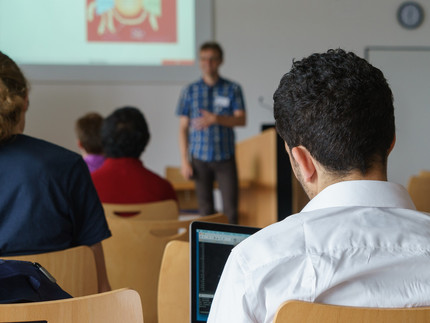 Studierende in einem Seminar