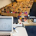 Perfekt inszeniert: Viele Vorlesungen werden - wie hier in der Physik - mit Ton-, Computer- und experimenteller Technik unterstützt.