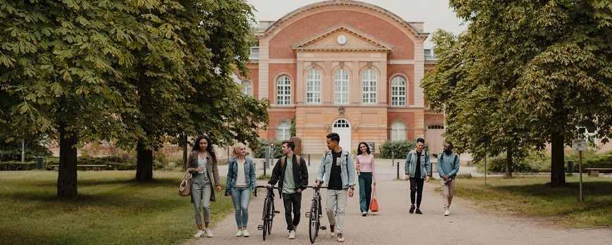 students walking in front of auditorium maximum