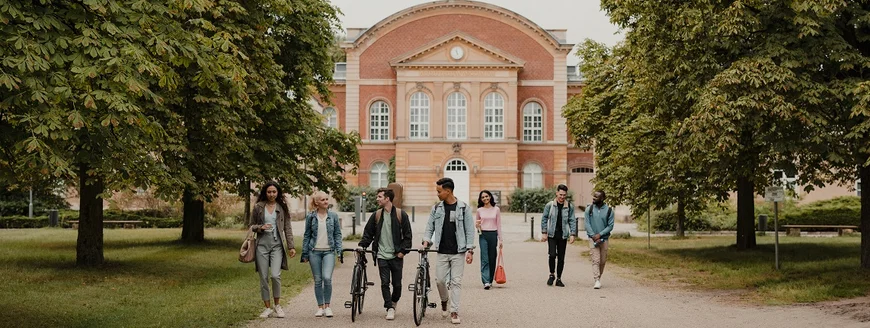 students walking in front of auditorium maximum