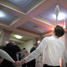 Ein Mann balanciert einen Kegel auf der Stirn.