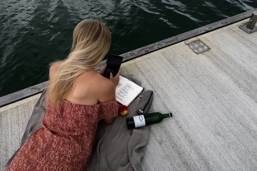 Mensch auf Steg am Wasser