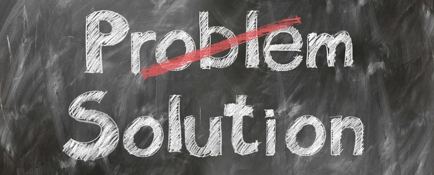 Tafel auf der die beiden Wörter "Problem" und "Solution" stehen, wobei das Wort "Problem" rot durchgestrichen ist.