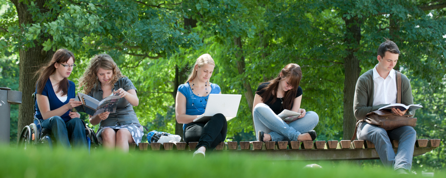 Studierende auf dem Campus Griebnitzsee lernen gemeinsam