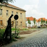 Griebnitzsee im Umbruch: das neue Studierendendorf hinter dem noch unsanierten Universitätsgebäude 