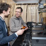 Licht ins Dunkel bringt Physiker Prof. Dr. Dieter Neher (r.) bei der Suche nach effizienten Lichtquellen.