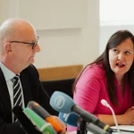 Ein Mann und eine Frau sprechen auf einer Pressekonferenz