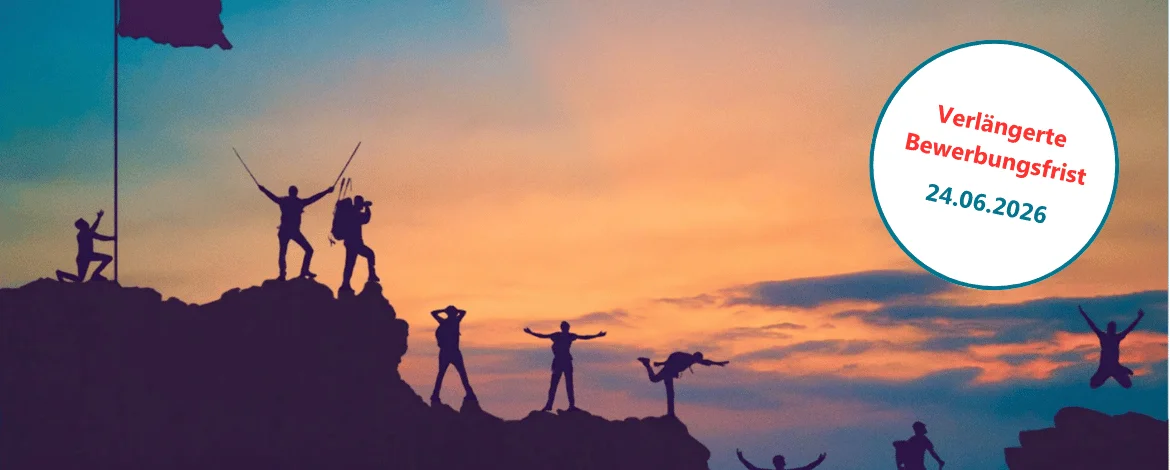 Verschiedene Menschen stehen als Silouette auf einem Berg beim Sonnenuntergang. Rechts steht in einer Bubble die Bewerbungsdeadline 24.06.2026. - 