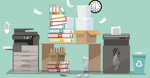 Büro mit diversen Aktenordnern, Kisten, Papier, einem Kopiergerät und einem Schredder