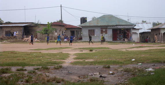 Fußballspiel im (ehemaligen) botanischen Garten von Sansibar. Foto: Torsten Lipp.