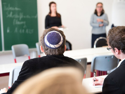 Ein Student trägt eine Kippa. Das ist die Kopf-Bedeckung der Juden. Foto: Karla Fritze