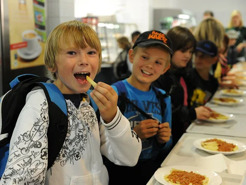 Kinder während des Mittagsessens in der Mensa