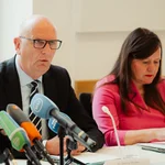 Ein Mann und eine Frau sprechen auf einer Pressekonferenz