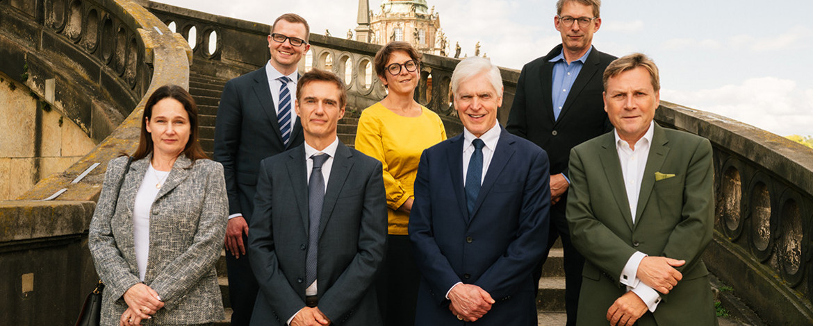 Gruppe von Menschen auf einer Treppe - 
