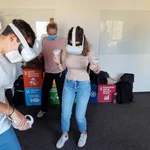 Studierende erproben parallel VR-Brillen 
