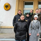 Die Hochschulgruppe der KAS vor der Deutschen Botschaft in Vilnius.