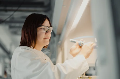 Anne Hartwig beim arbeiten im Labor