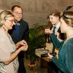 Die Losverkäuferinnen in authentischen Outfits. Foto: rotschwarzdesign