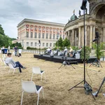 Campusgeschichten vor der Kulisse der Kolonnade am Neuen Palais