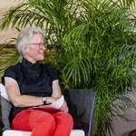 Unisprecherin Dr. Silke Engel schaut mit den Gästen in die Uni-Geschichte des Standortes Golm