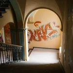 Blick in ein altes Gebäude vor der Sanierung