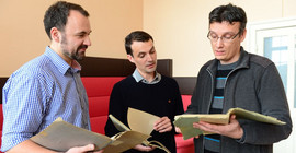 Alexander Kranz, Paul Fröhlich und Sebastian Szelat (v. l. n. r.) forschen am Diensttagebuch. Foto: Karla Fritze