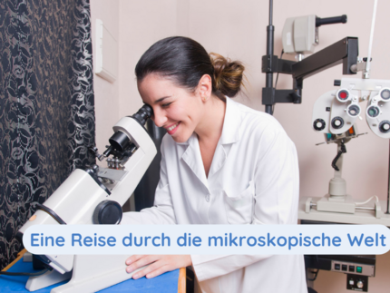 Weiblich gelesene Person im Laborkittel, die lächelnd durch ein Mikroskop schaut. Text: Eine Reise durch die mikroskopische Welt.