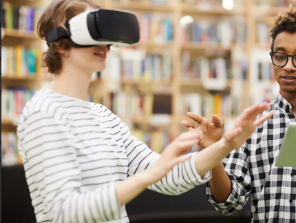 Frau mit VR-Brille und Mann mit Buch in der Hand