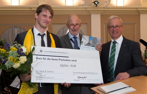 3 Männer mit symbolischem Riesenscheck