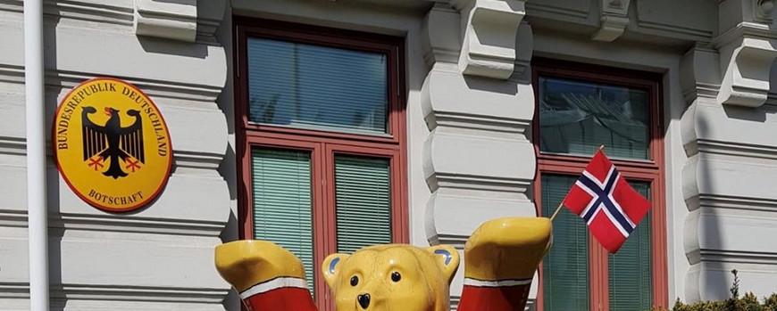 Bärenfigur vor Deutscher Botschaft in Oslo