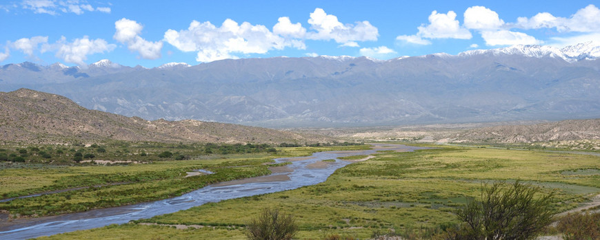 Die südlichen Ausläufe der „Sierra Quilmes“ (links) und der Santa-Maria-Fluss. Im Hintergrund die „Sierra Aconquija“.