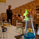 Feuer und Flamme: Begeistert folgen Besucher der Langen Nacht der Wissenschaften einem Experiment.