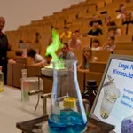 Feuer und Flamme: Begeistert folgen Besucher der Langen Nacht der Wissenschaften einem Experiment.
