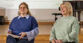 Vertretungsprofessorin Dr. Jana Buschmann und Landtagspräsidentin Prof. Dr. Ulrike Liedtke (r.)