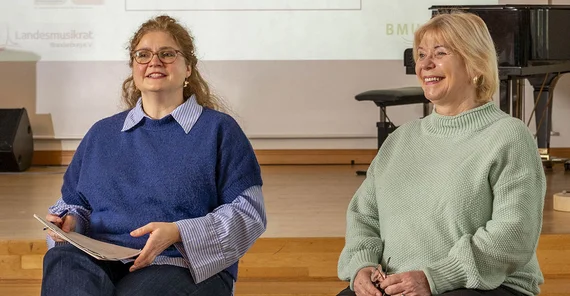 Vertretungsprofessorin Dr. Jana Buschmann und Landtagspräsidentin Prof. Dr. Ulrike Liedtke (r.)