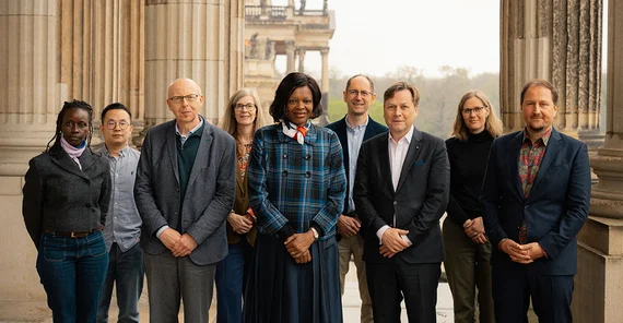 Die Botschafterin Kenias, I.E. Stella Mokaya Orina (Mitte), mit dem Präsidenten Prof. Oliver Günther, Ph.D. (3.v.r.) und Forschenden sowie Vertreterinnen des International Office der Universität Potsdam bei ihrem Besuch auf dem Campus Am Neuen Palais.