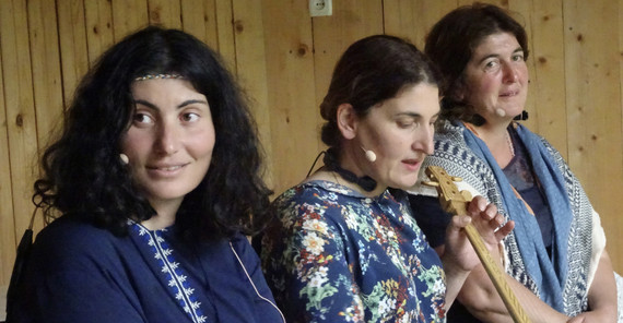 Georgische Sängerinnen beim Musizieren. Foto: Frank Scherbaum