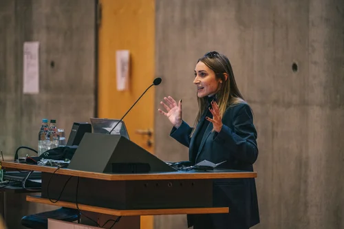 Nataliia Brehmer hält ihren Vortrag beim Sience Slam
