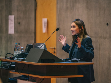 Nataliia Brehmer hält ihren Vortrag beim Sience Slam