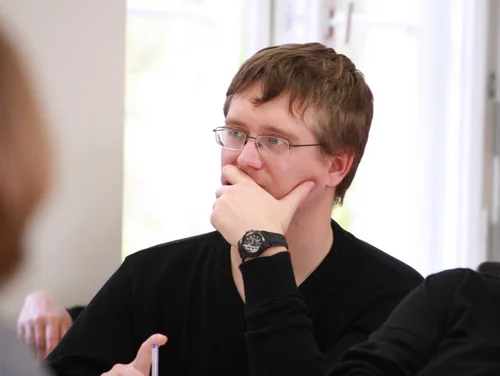 Einer unserer Masterstudenten hört einen Vortrag