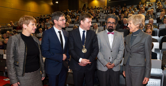 Uni-Präsident Oliver Günther (Mitte) mit Brandenburgs Wissenschaftsministerin Martina Münch, Potsdams Oberbürgermeister Mike Schubert, Voltaire-Presiträger Milad Karimi und der Stifterin des Preises Friede Springer (v.l.n.r.). Foto: Karla Fritze.