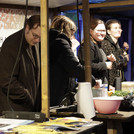 Stand auf dem Markt der Möglichkeiten vergibt Waffeln.