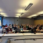 Auf dem Bild sind die neuen Studierenden während der Einführungsveranstaltung im Oktober 2024 zu sehen.