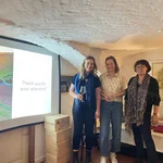 Birgitta Schulz aus Pécs mit Ulrike Schmidt von EDUC und Organisatorin Antje Horn-Conrad