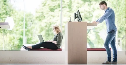zwei Studierende mit Laptops