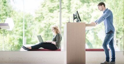 zwei Studierende mit Laptops